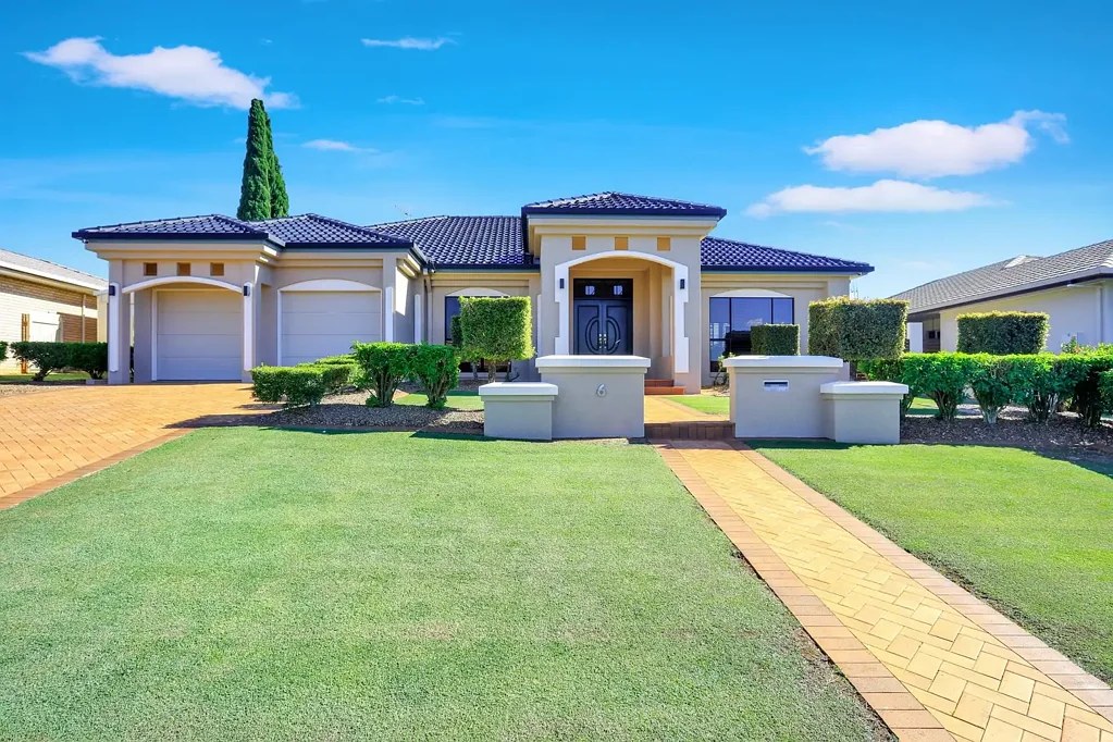 Avoca 5Habitaciones Modern Living, Prime Location - Executive Home with Pool and Solar