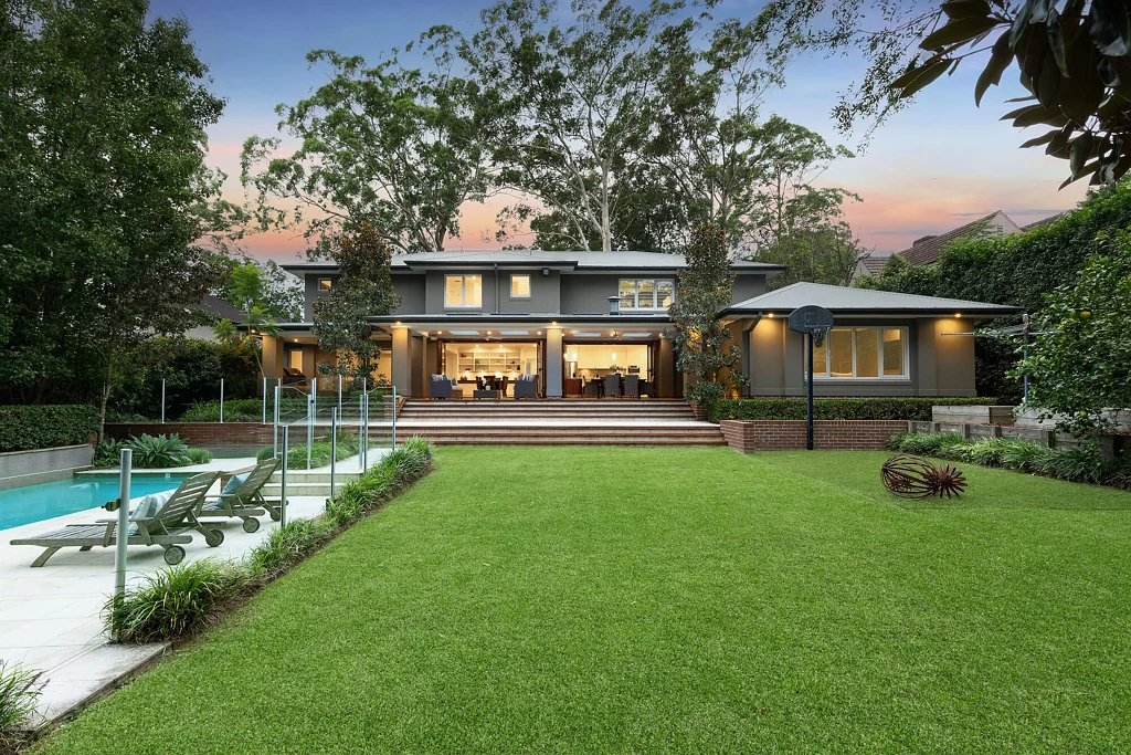 Turramurra 5房 Meadowbank建造 豪华石材厨房 高天花板 宽敞露台 泳池花园 优质学区 东边朝向 Quality Meadowbank Home on park like grounds