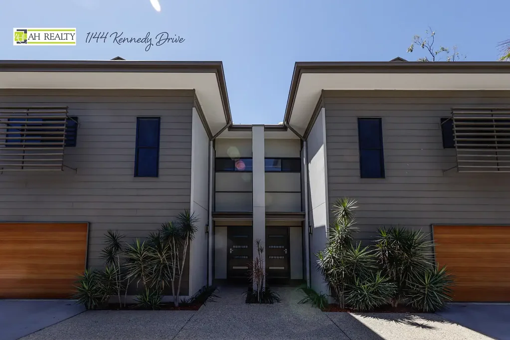 Moranbah 11房  INVESTORS DREAM  2 x DOUBLE STOREY UNITS OVERLOOKING THE GOLF COURSE + HIGH-SET HOME WITH DUAL LIVING POTENTIAL