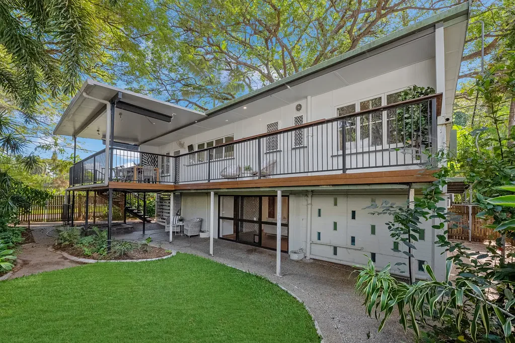 Mundingburra 3 Bedroom 3 Bedrooms plus Guest Retreat and Second Bathroom Downstairs