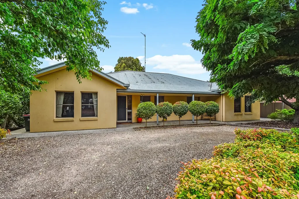Penola 3Kwarto Modern Comfort, Timeless Warmth - A Standout Home in Central Penola