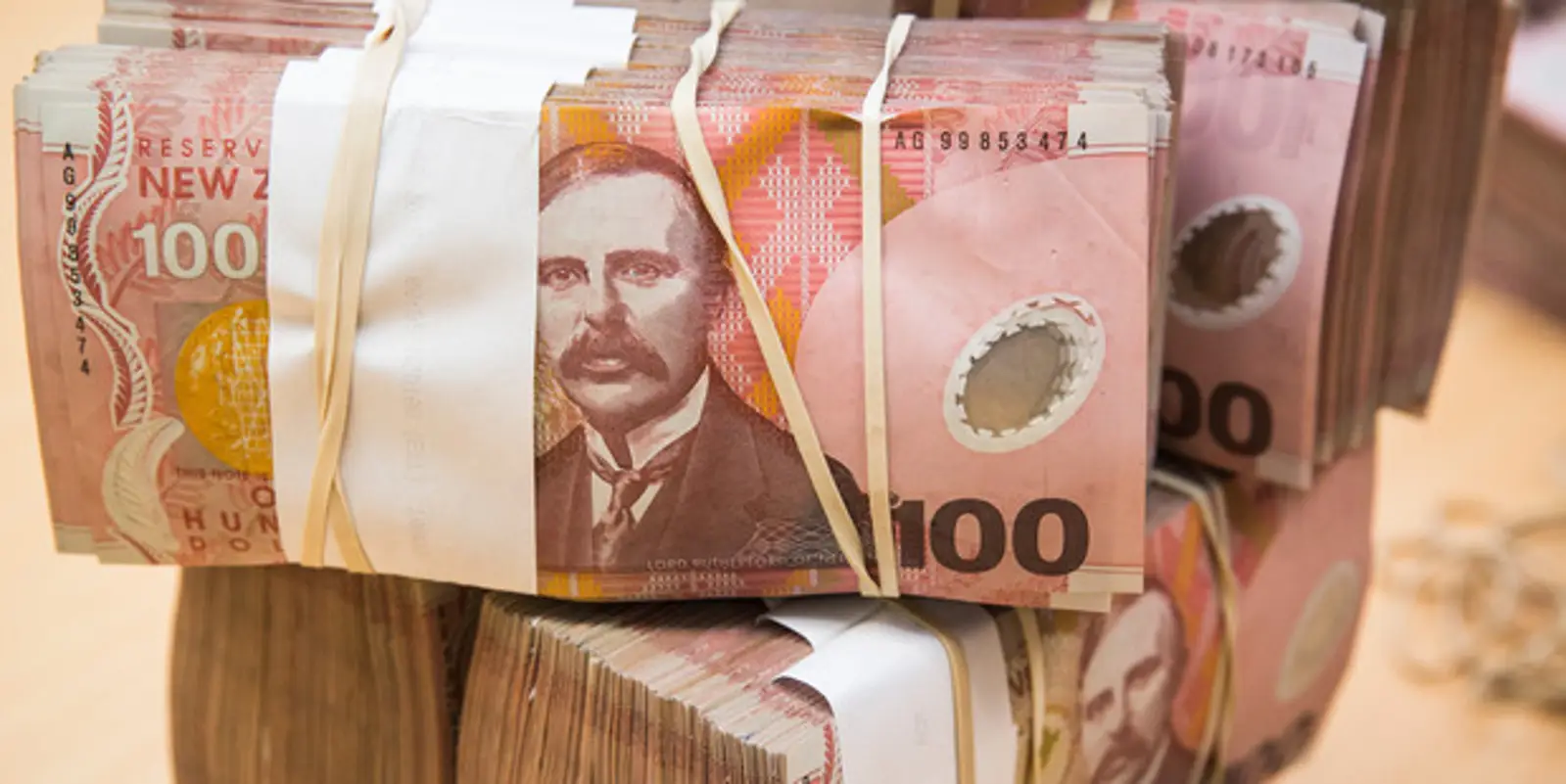 新规定严打洗钱行为，现金交易超过$10,000须向警方提供详细信息！