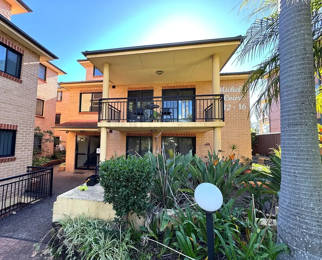Large 3 Bedroom Unit- Perfect location