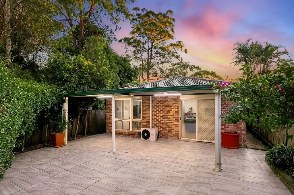 Thornleigh 3房 Thornleigh宁静角落 光线充足客厅 设备齐全厨房 宽敞主卧套间 两卧带衣柜 主浴带独立卫生间 遮盖车库 前门门廊 遮盖娱乐区 景观花园环绕 实心砖面 托伦斯产权 Peaceful Torrens Title Retreat with Exceptional Convenience