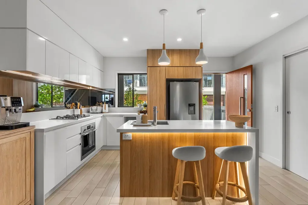 Wynnum West 4Zimmer Parkside Townhouse Living Steps from School and Plaza