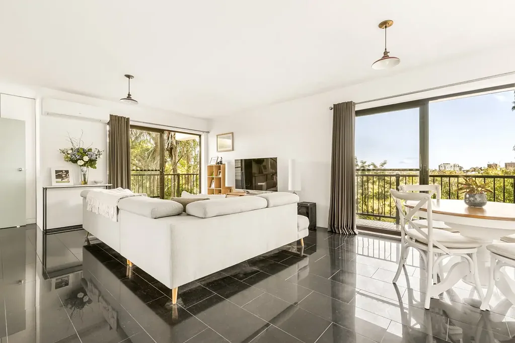 Toowong 2 Bedroom Sweeping Views and Unbeatable Convenience
