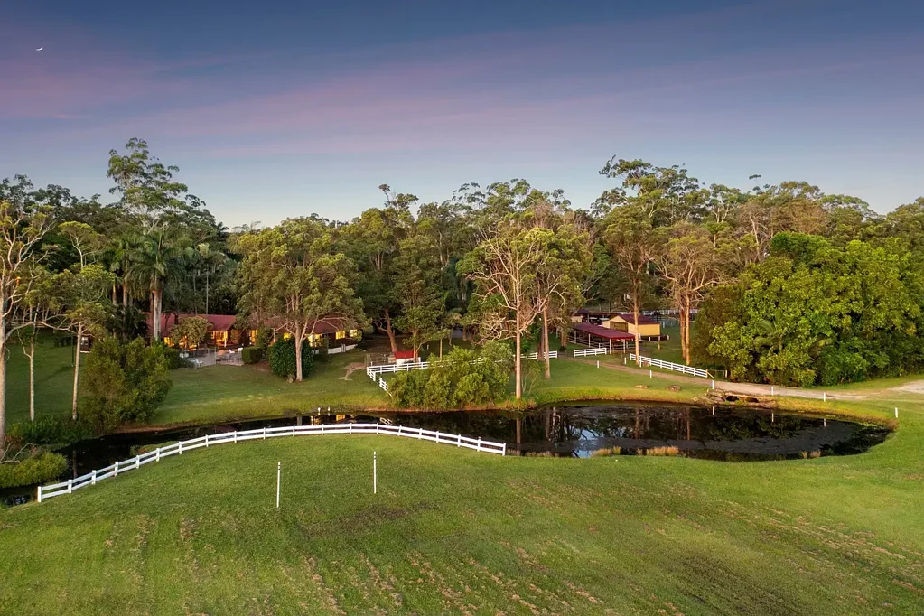 Palmview 5Habitaciones Versatile Rural Retreat Tailored for Horse Enthusiasts