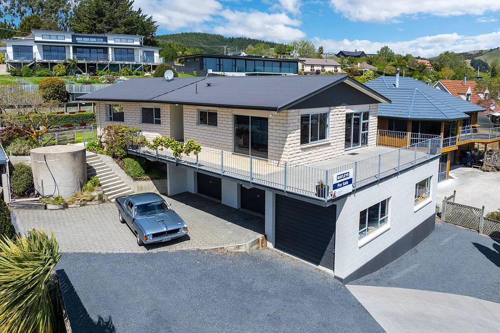 Waihola 3Kwarto Commanding position with stunning views.