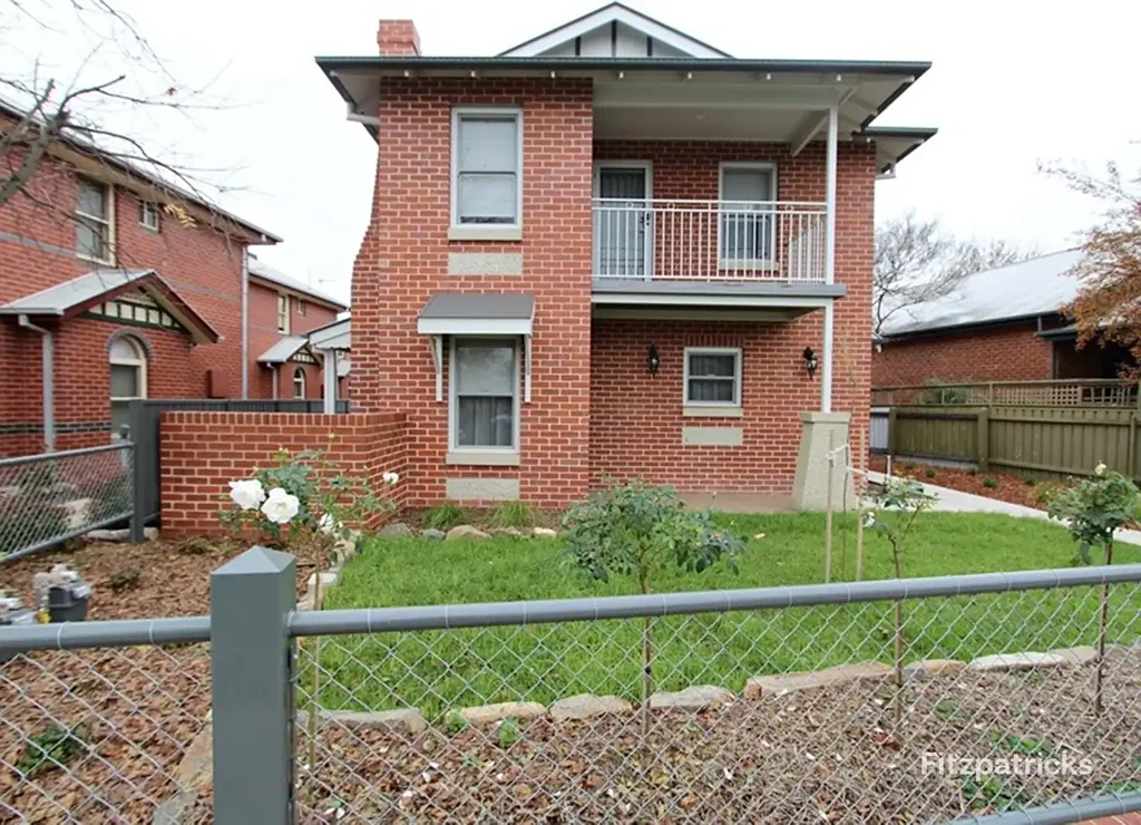 Charming Townhouse in Convenient Location
