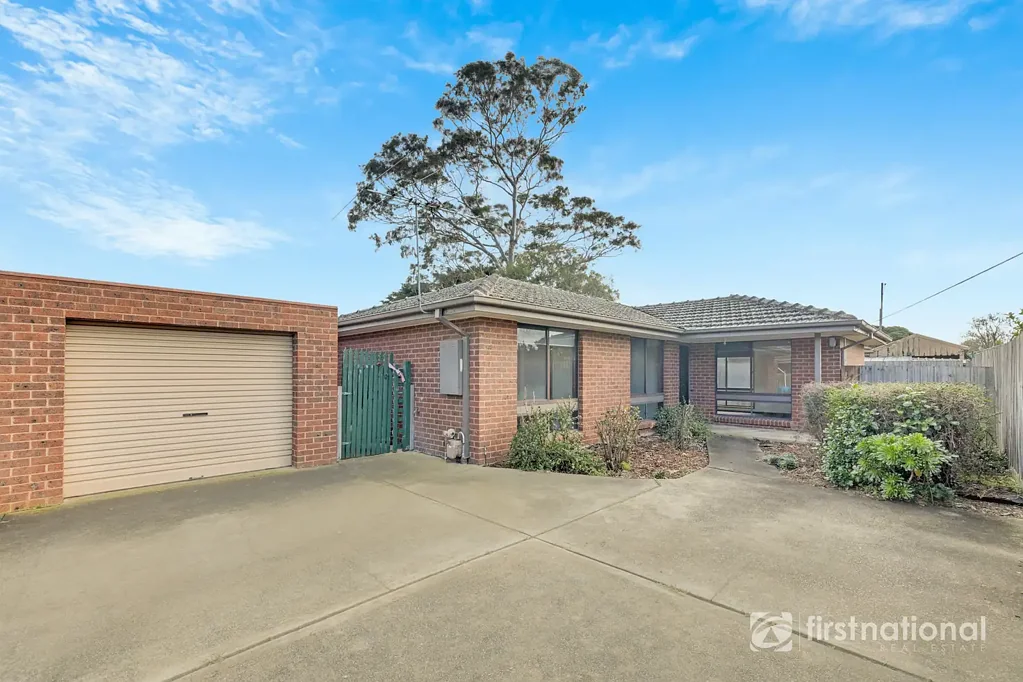 Cranbourne 3chambre 3 BEDROOMS, GARAGE AND ONLY 2 ON BLOCK