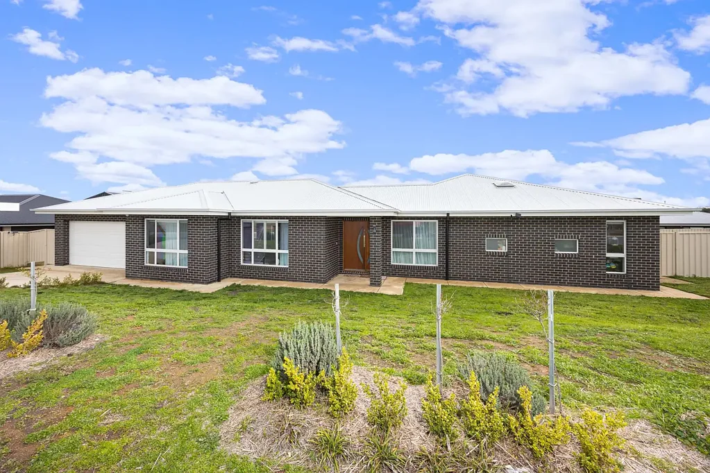5 Coocook Place, Gobbagombalin, NSW 2650