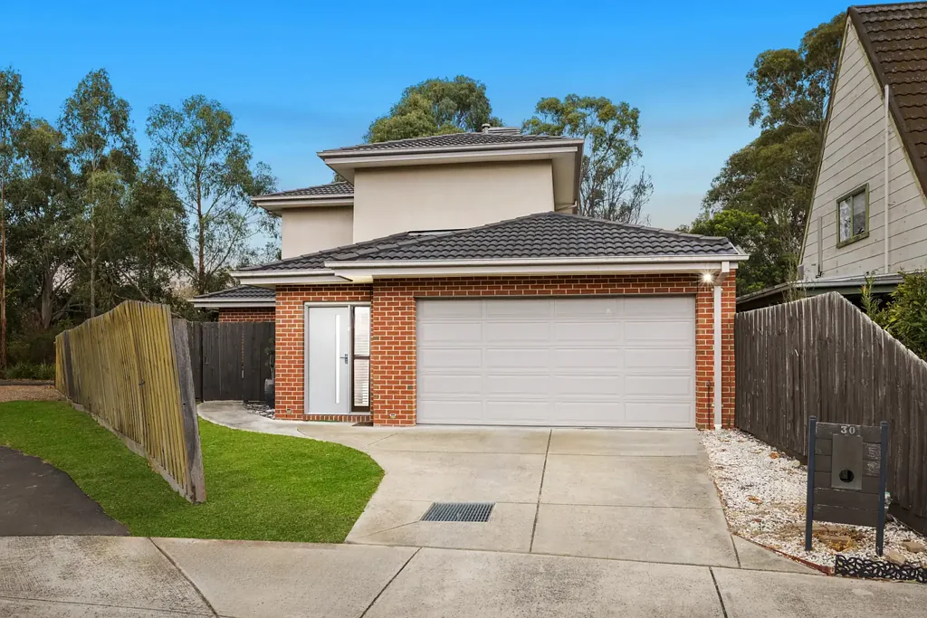 Ferntree Gully 3 Bedroom A Serene Hideaway with Modern Comforts by the Creek