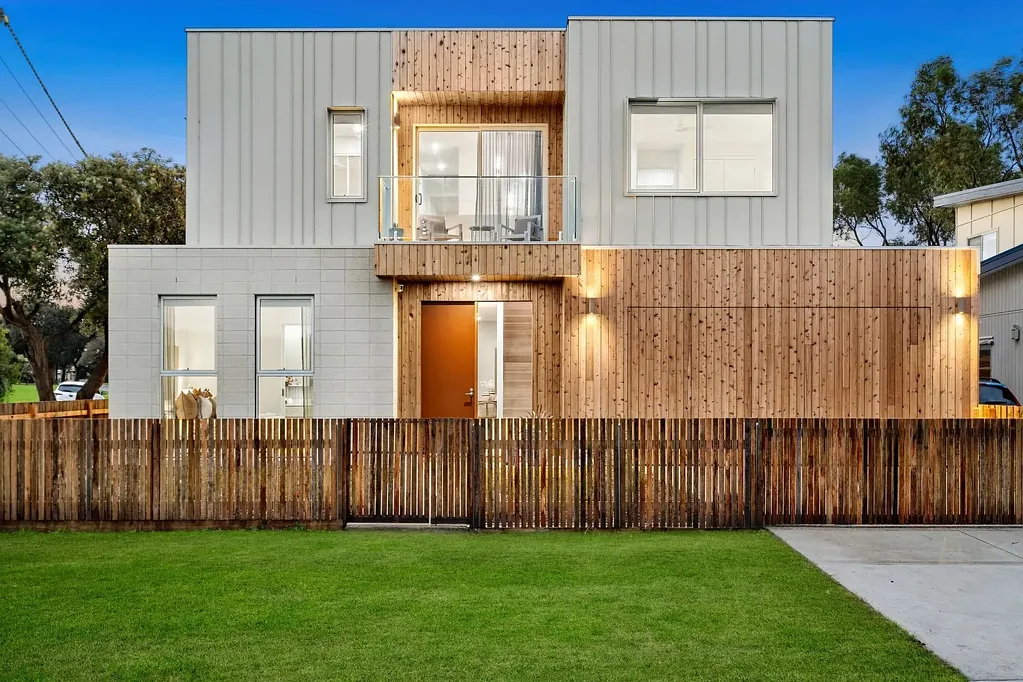 Indented Head 4ਬੈੱਡਰੂਮ Brand New Contemporary Living, Footsteps to the Sand
