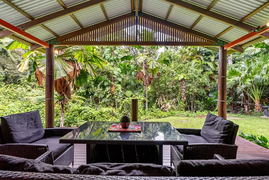 UNFURNISHED STUNNING HOME IN THE HEART OF THE RAINFOREST!