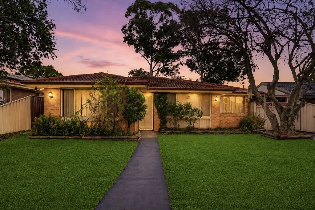 Doonside 3房 全新粉刷砖房 更新厨房 日光室宽敞 靠近公交 学校购物近 Brick Home - Perfect For First Home Buyers