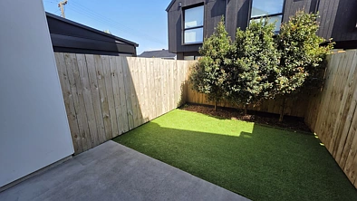 Modern 2 bed 2 bath ensuite with parking