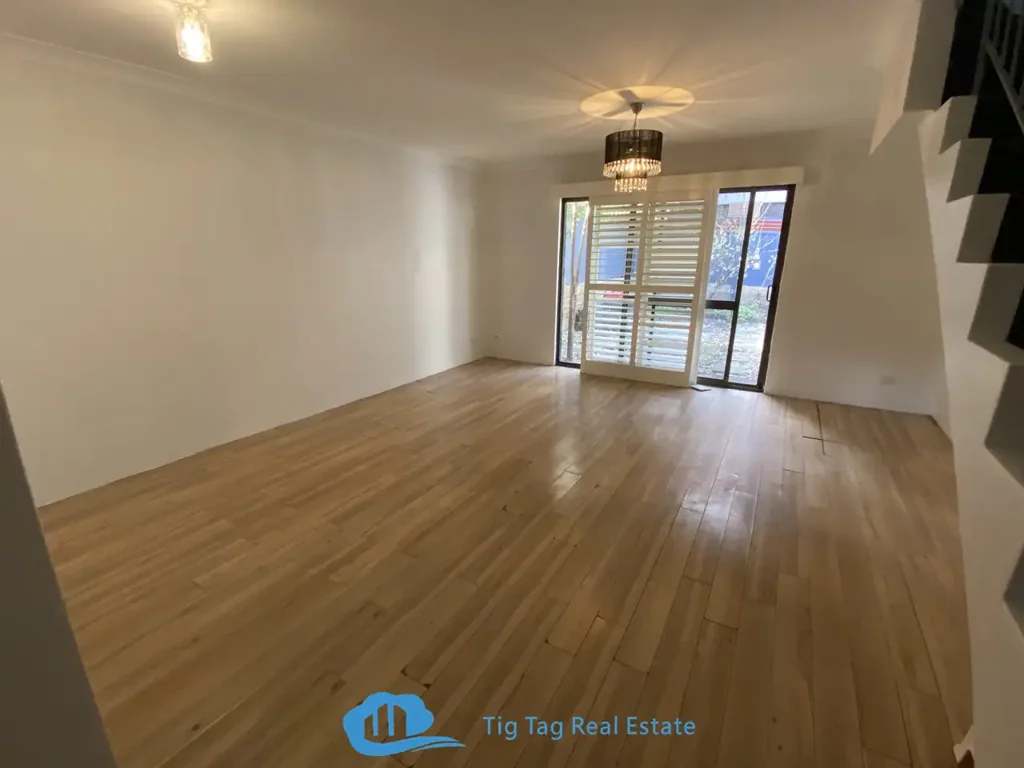 Light and Bright 2 bedroom unit in Marsfield.