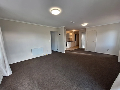 Spacious 2 Bedroom apartment with carpark