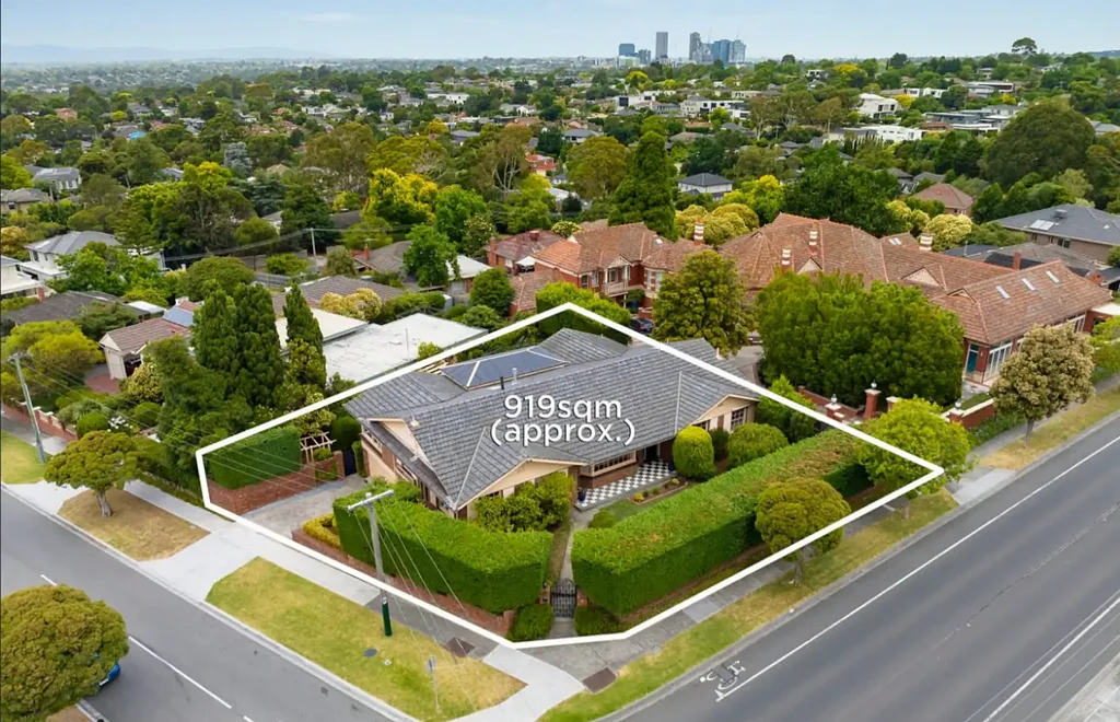 Balwyn North 5房 转角地块919平米 双面临街 紧邻 freeway 精英学校 公园绿地 开发潜力巨大 生活方式便捷 Prime Corner Opportunity in Blue-Chip Balwyn North