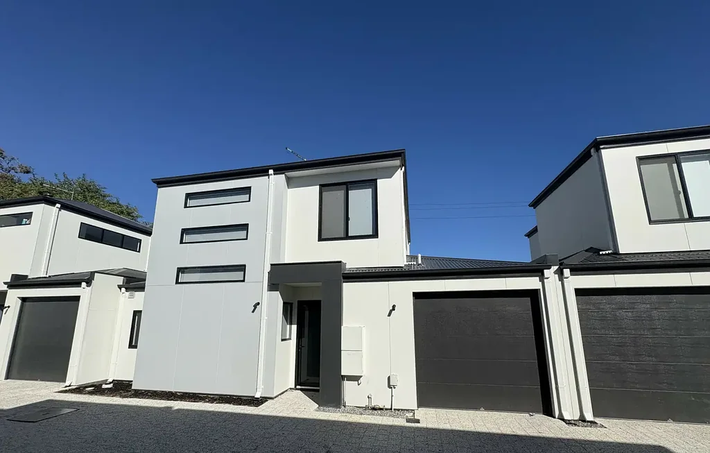 Spacious 4-Bedroom Townhouse for Rent – Prime Location!