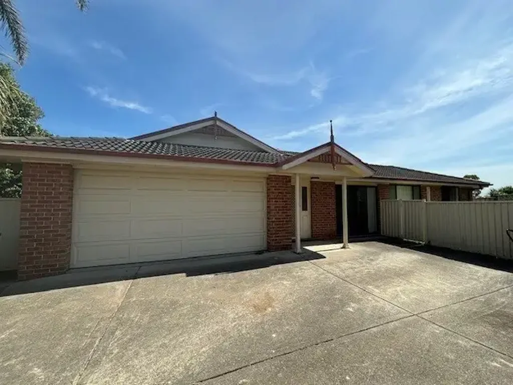 4 BEDROOM TOWNHOUSE + DOUBLE GARAGE + OPEN PLAN LIVING/DINING AREA