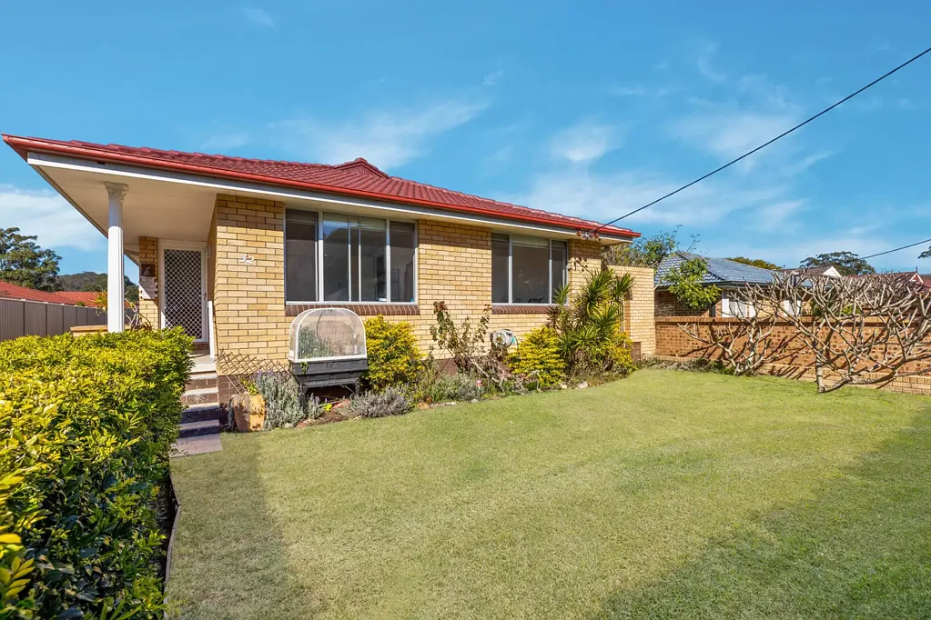 Ettalong Beach 2Moenga Superb Front Villa in an Enviable Beachside Location.