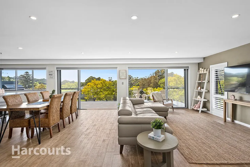 Kiama 6 Bedroom Versatile family retreat with dual living and Income Potential!