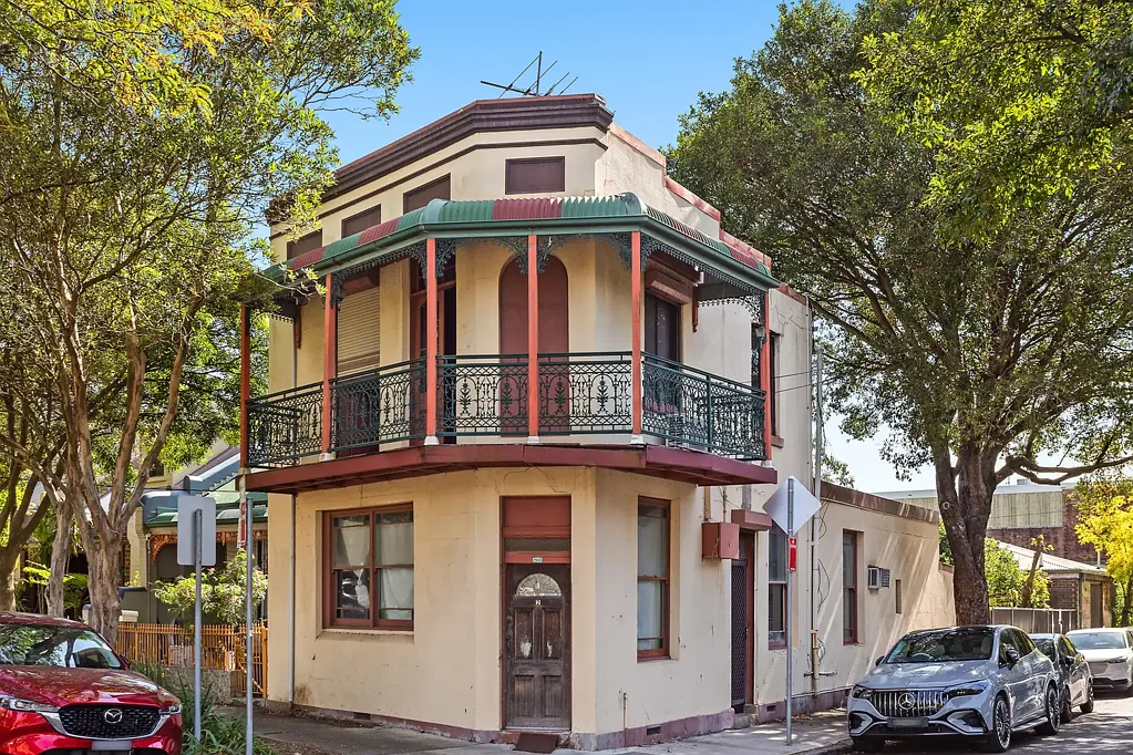 Erskineville 3房 158平米角地块 宽敞布局 高天花板 木地板 砖结构 环绕阳台 自然光庭院 步行生活圈 Commanding corner residence of remarkable future potential