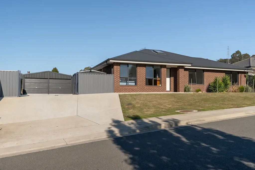 Riverside 4房  Well-designed family home with a flat and fully fenced yard plus separate workshop