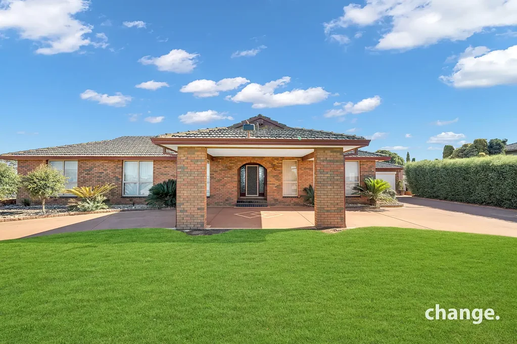 Werribee South 4कमरा Spacious Double-Brick Home on 14.71 Acres – Lifestyle & Opportunity Combined