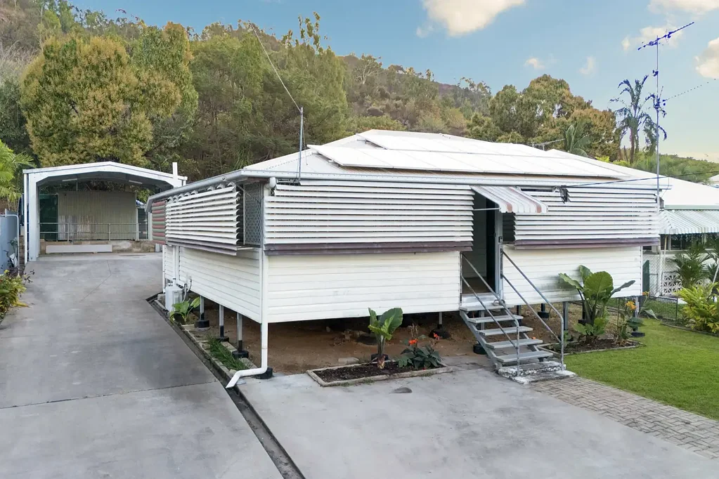 Stuart 3ਬੈੱਡਰੂਮ The Hard Work Has Started…  NOW ...Finish the Dream -   FLIPPERS & RENOVATORS for this home!