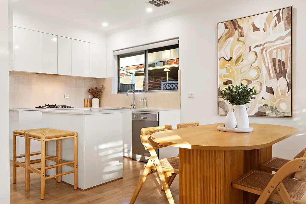 Glenelg East 2બેડરૂમ Stylishly Renovated Open Plan Living in a Blue-Chip Glenelg East Address