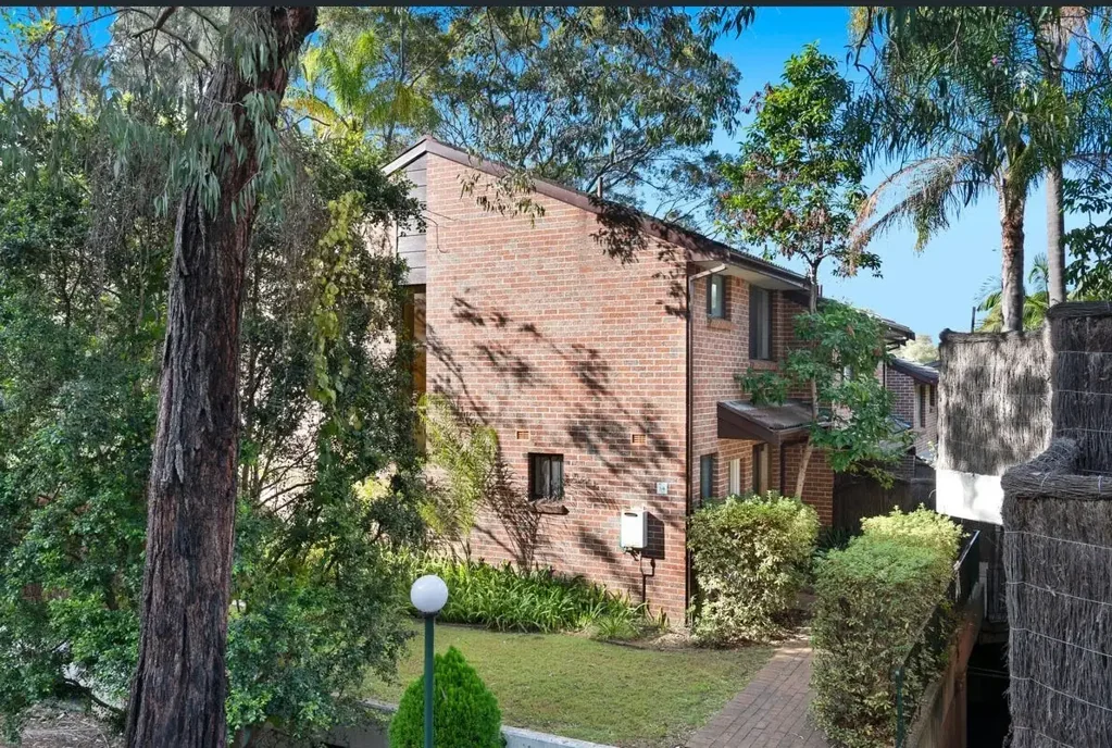 LIGHT-FILLED TOWNHOUSE LIVING IN A SOUGHT-AFTER PARKSIDE POSITION