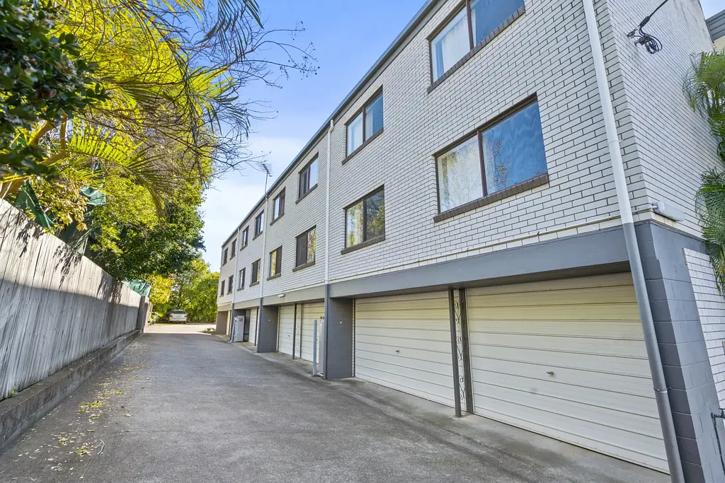 Yeronga 2房 位于小区后方，顶层宁静，物业管理费低廉 Back Of Complex. Top Floor Tranquility with Low Body Corporate Fees