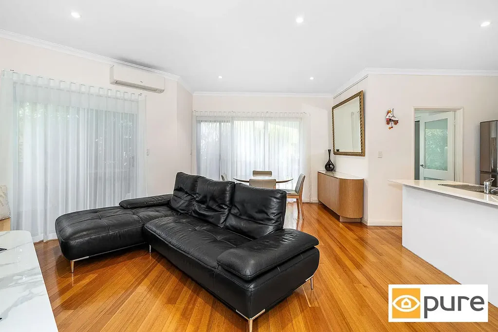 MODERN DOUBLE STOREY TOWNHOUSE IN SHENTON PARK