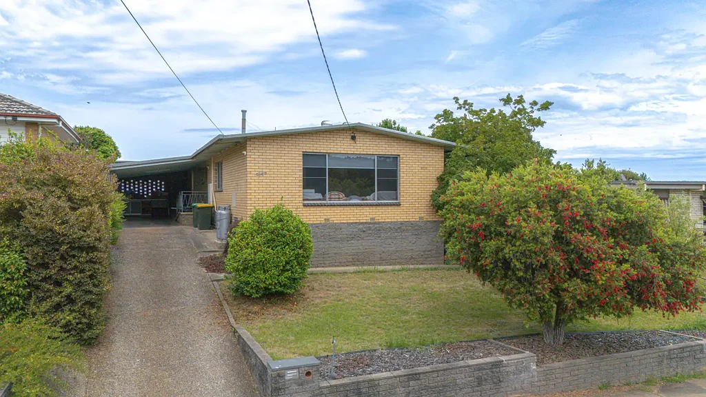 Myrtleford 3 Bedroom Brick home with a northerly aspect