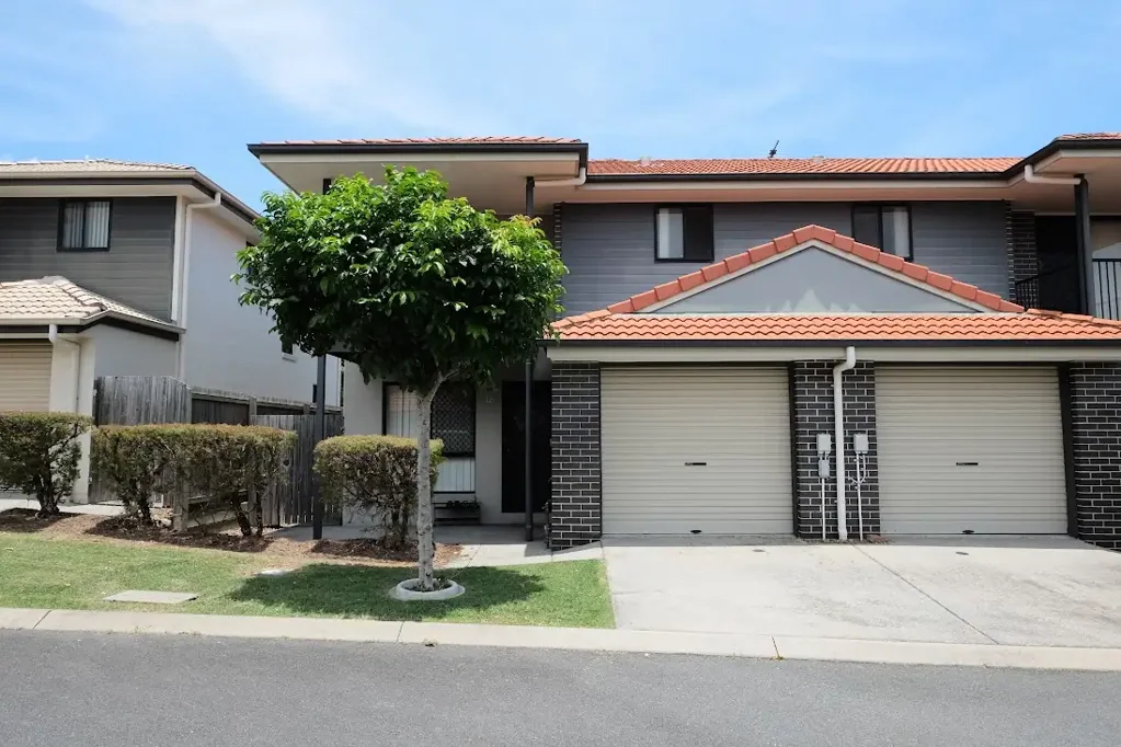 IMMACULATE AIR-CONDITIONED 3 BEDROOM TOWNHOUSE IN POPULAR, CENTRALLY LOCATED COMPLEX