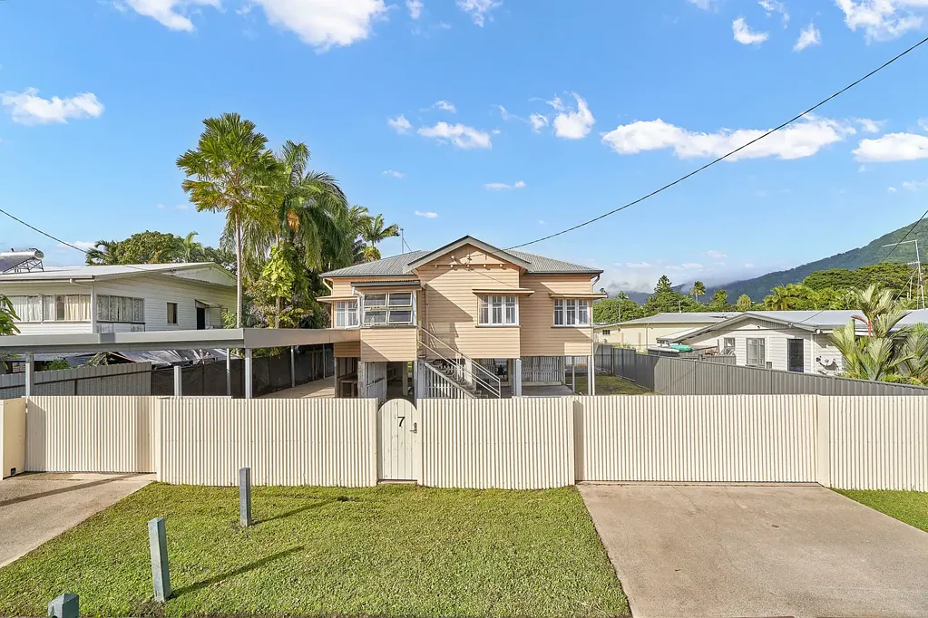 Manoora 3Kwarto Tradie's Dream with Massive Workshop, Pool & Room for the Caravan