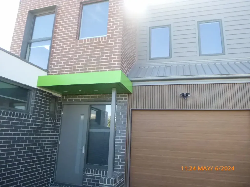 NEAR NEW 3 BEDROOM TOWNHOUSE IN HEART OF SPRINGVALE