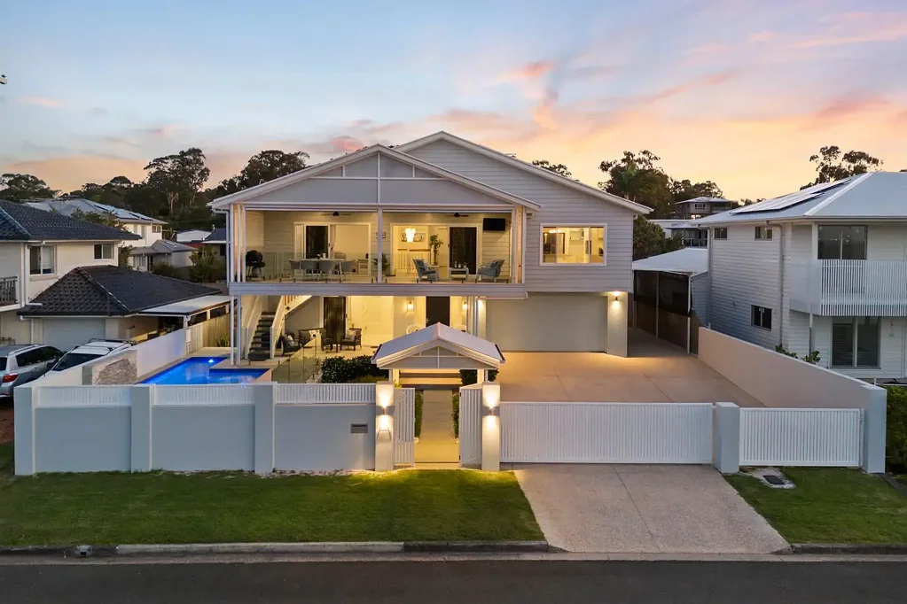 Birkdale 5 Slaapkamer Modern Dual Living Waterfront Masterpiece with Premium Finishes