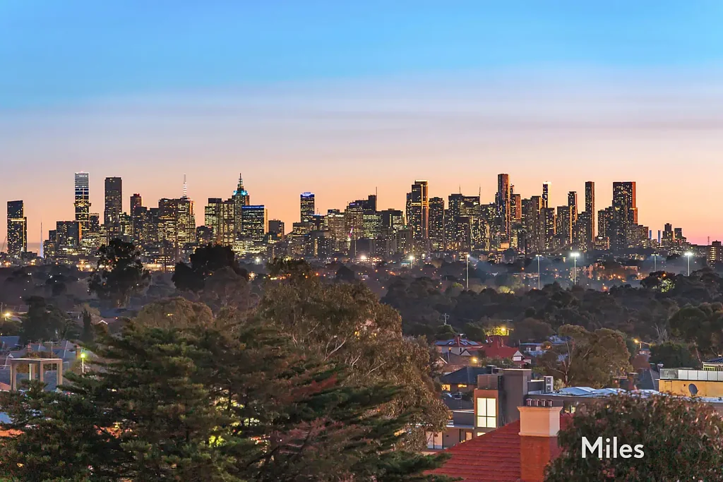 Ivanhoe 2 Bedroom Expansive Penthouse-Level Setting & Sweeping City Views