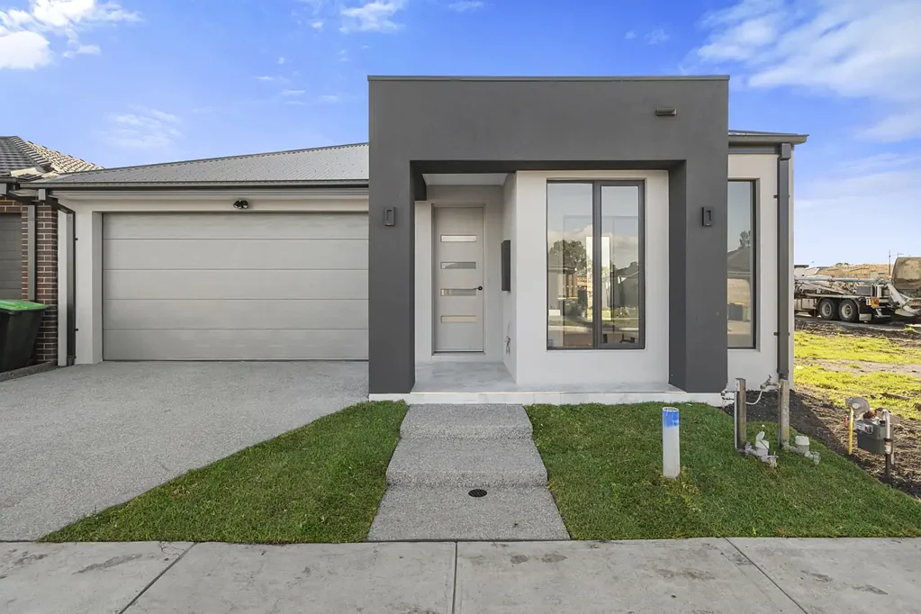 BEAUTIFUL 4 BEDROOM HOME IN WOLLERT!!