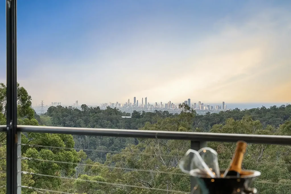 Bonogin 5Habitaciones Luxury Hinterland Living on 3.13ha - Dual Living, Pool, Sheds & Incredible Views