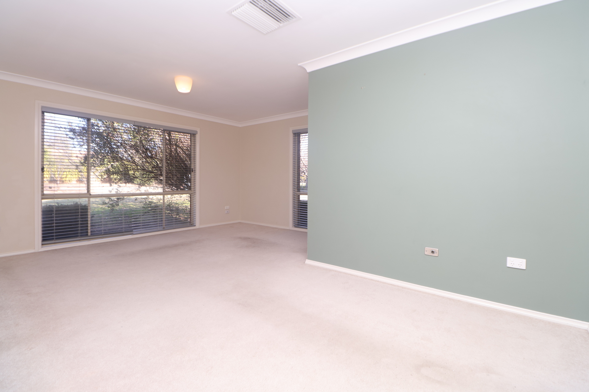 19 BALLEROO CR, GLENFIELD PARK NSW 2650, 0部屋, 0バスルーム, House