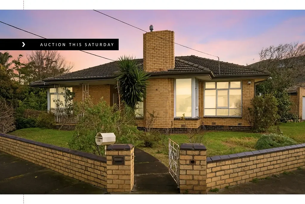 Mordialloc 3房 宽敞转角地块 693sqm 灵活空间潜力 优质Golden Mile位置 步行便利生活 双车库朝北花园 Prime Corner Allotment with Exceptional Future Potential