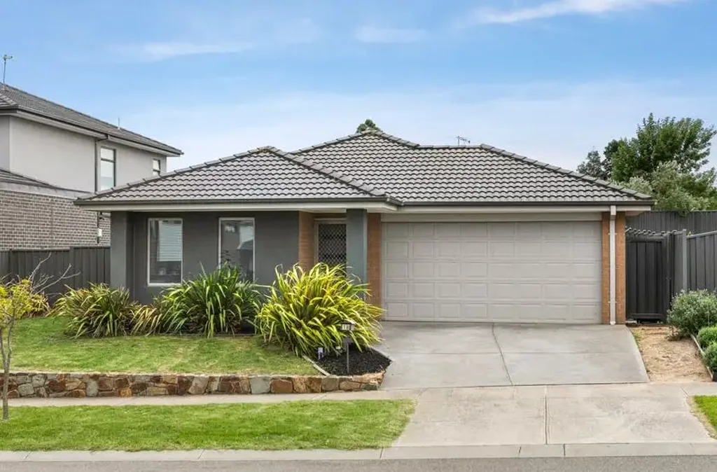 Welcome Home to Relaxed Luxury in Greenvale