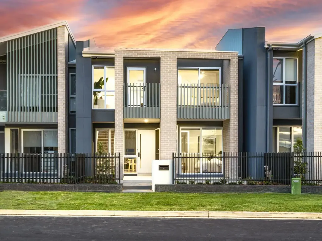 Oran Park 4房 公园正对面 4卧联排别墅 开放式布局 双车库 优质建材 便捷生活 Oran Park中心 Contemporary 4-Bedroom Townhome Opposite Parklands