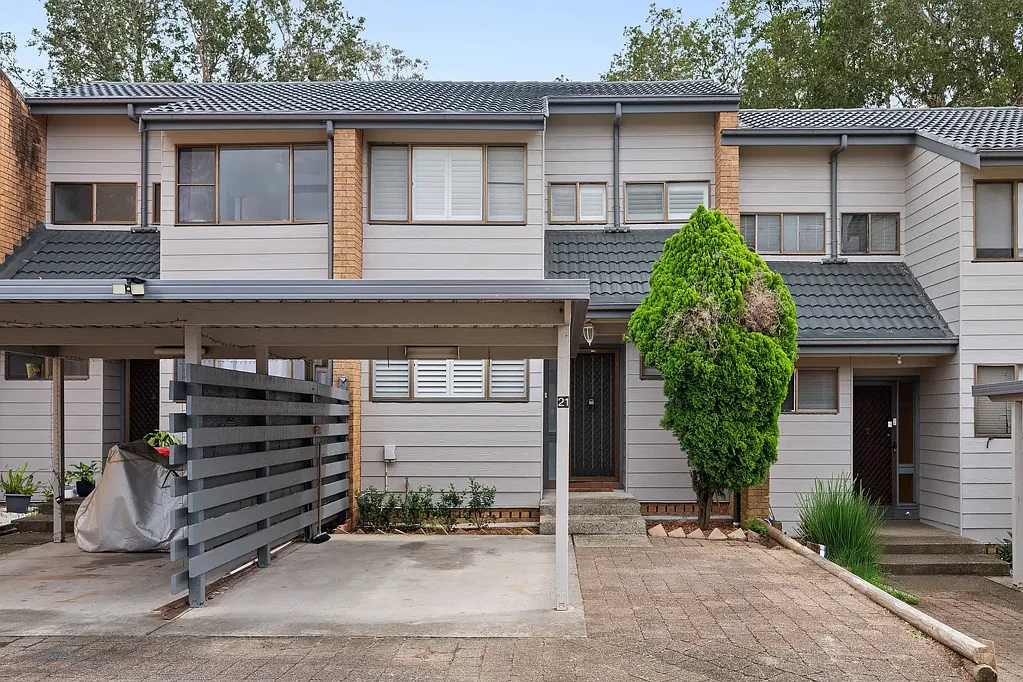 STYLISH, LOW-MAINTENANCE LIVING IN LAKESIDE ESTATE