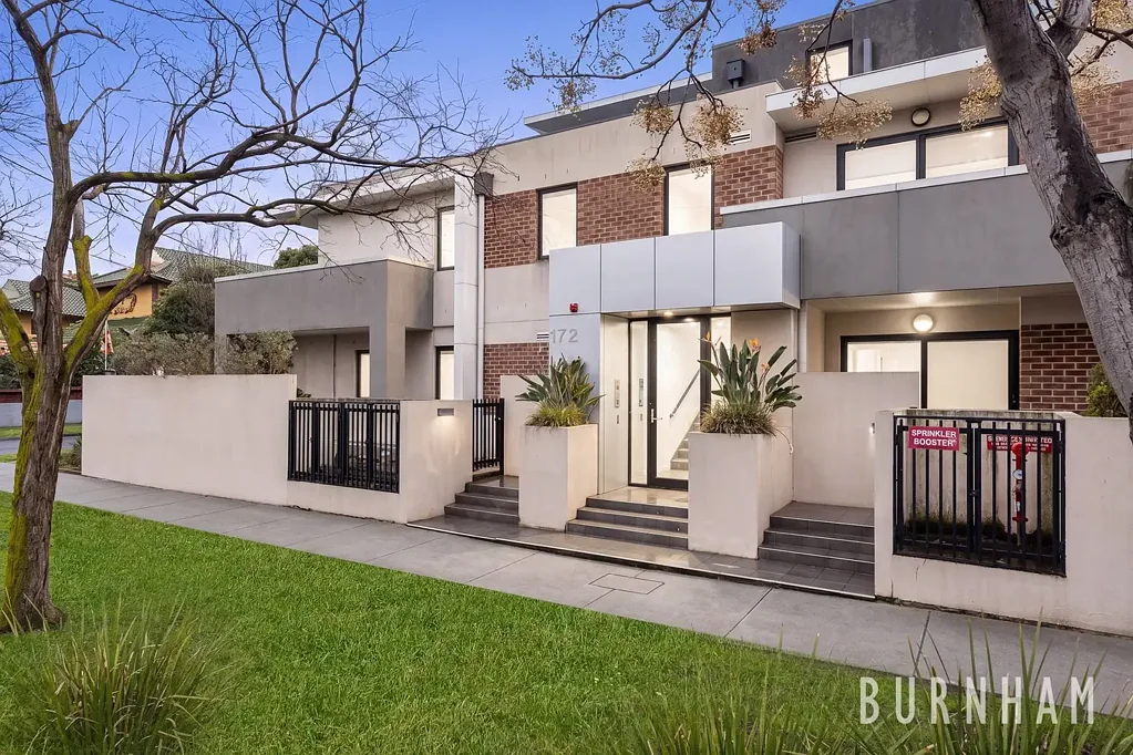 West Footscray 2 Slaapkamer Spacious, Secure & Centrally Positioned – Light-Filled Living with Private Appeal