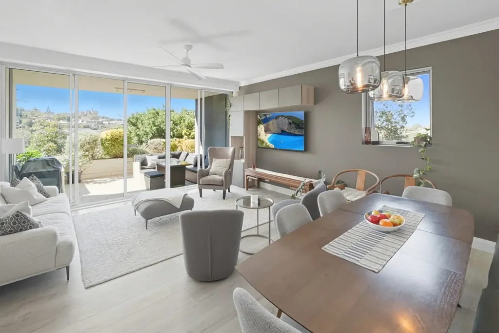 Neutral Bay 2房 双街便捷入口 132平米产权 高级装修 Caesartone台面 东向露台 Harbour Bridge景 时尚浴室地暖 私人车库安全 Executive living, convenient lifestyle on offer